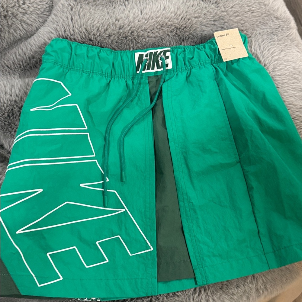 Nike WWC skirt in green size medium NWT